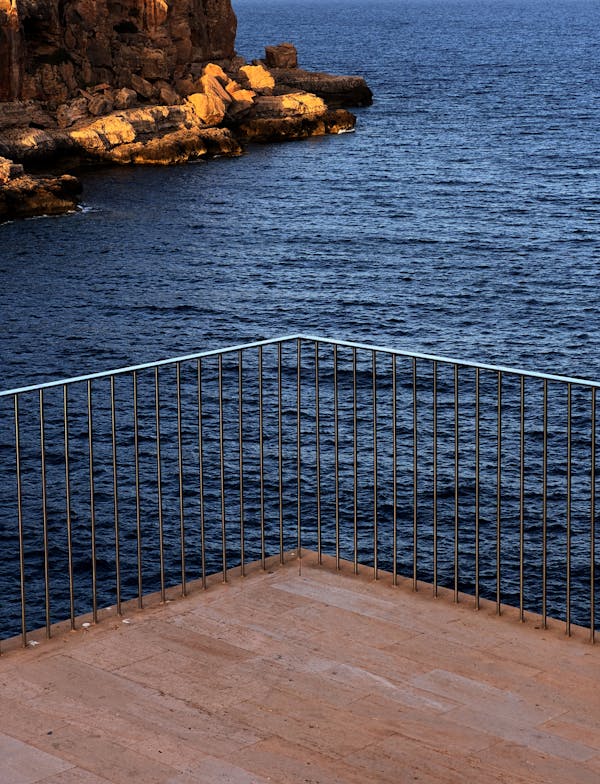 free photo of a balcony overlooking the ocean with a railing 3